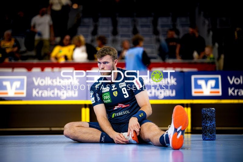 Spieler Steven Plucnar Jacobsen (9; Rhein Neckar Löwen) dehnt sich