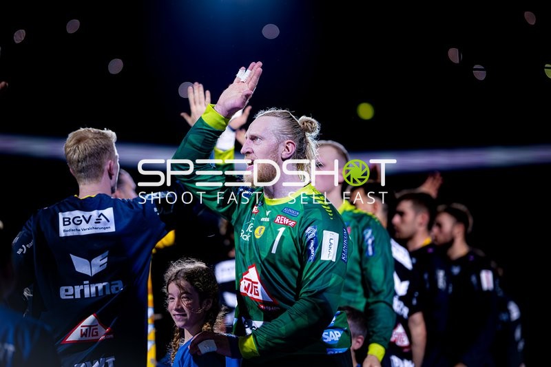 Mikael Appelgren (1, Rhein Neckar Löwen) begrüßt Spieler