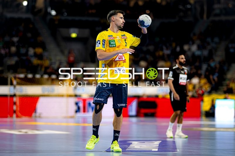 Spieler Ivan Martinović (5; Rhein Neckar Löwen) hält Ball