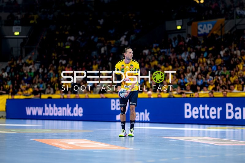 Spieler Olle Forsell-Schefvert (25; Rhein Neckar Löwen) hält den Ball