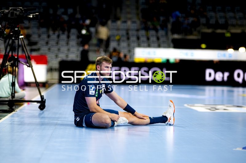 Spieler Steven Plucnar Jacobsen (9; Rhein Neckar Löwen) sitzt