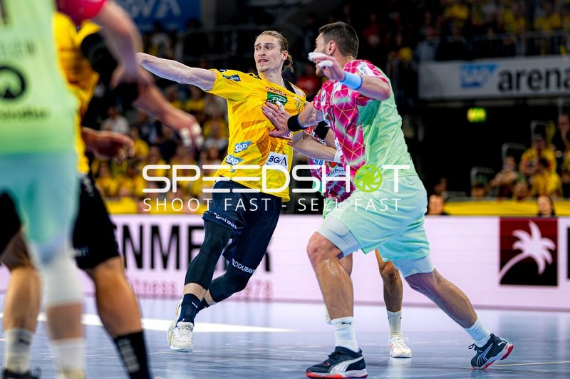 Juri Knorr wirft aufs Tor