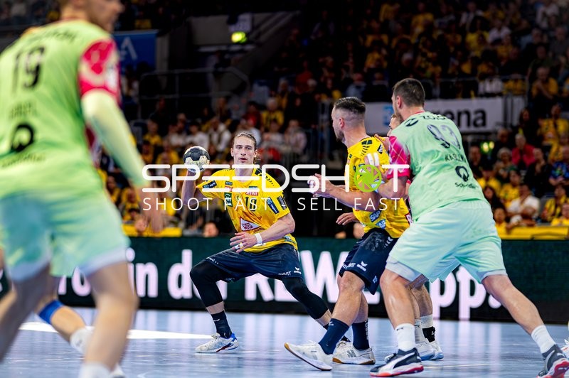 Juri Knorr hält den Ball