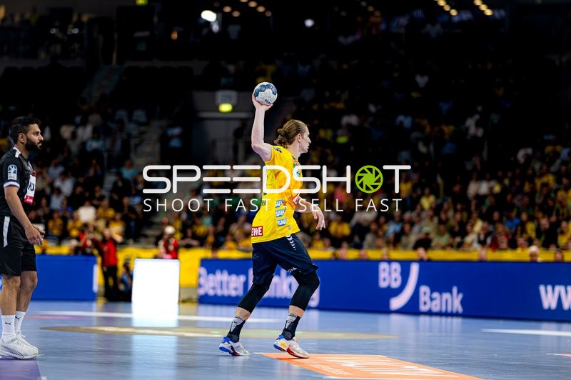 Juri Knorr hält den Ball