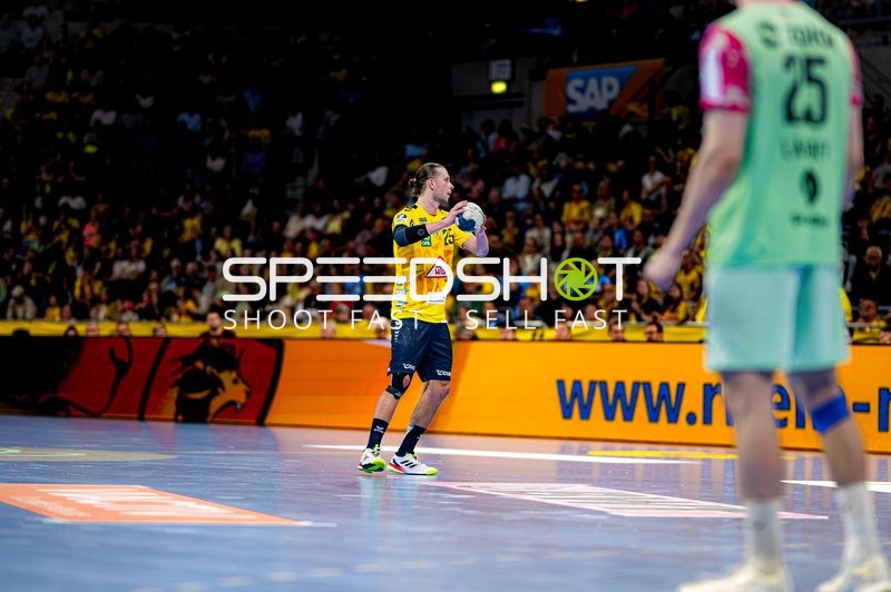 Spieler Olle Forsell-Schefvert (25; Rhein Neckar Löwen) mit Ball