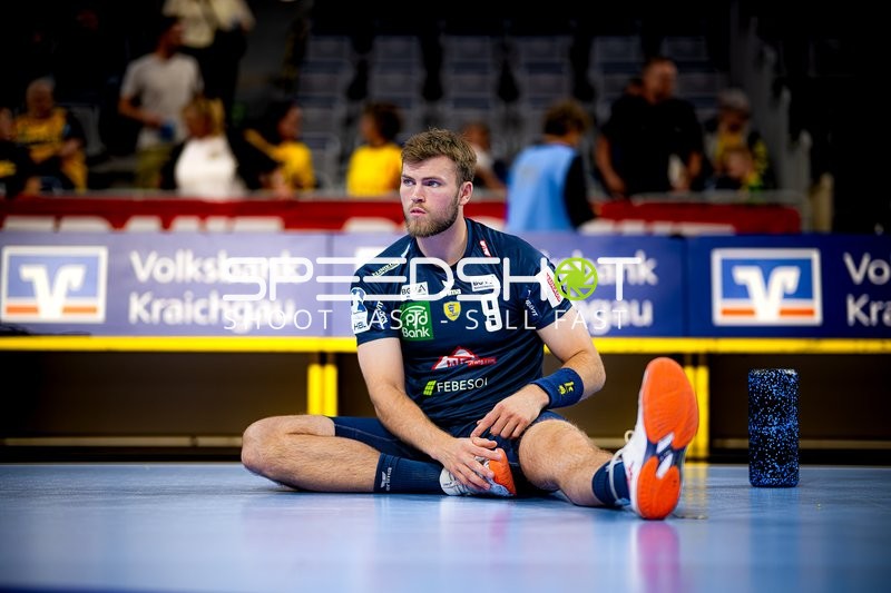 Spieler Steven Plucnar Jacobsen (9; Rhein Neckar Löwen) dehnt sich