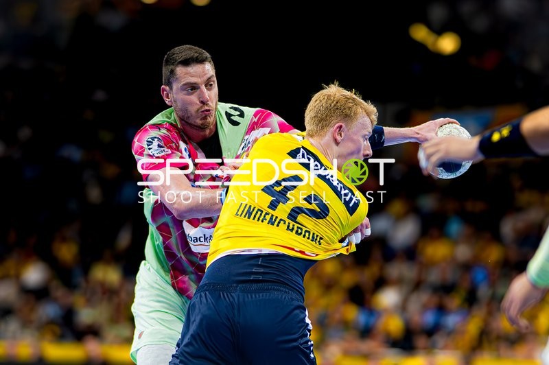 Spieler kämpfen um Ball