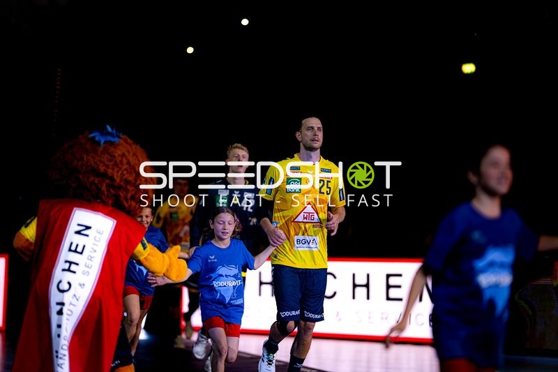 Spieler Olle Forsell-Schefvert (25; Rhein Neckar Löwen) betritt Halle