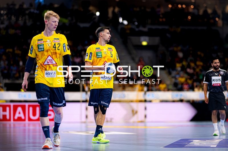 Spieler Ivan Martinović (5; Rhein Neckar Löwen) und Jon Lindenchrone Andersen (42; Rhein Neckar Löwen) in Aktion