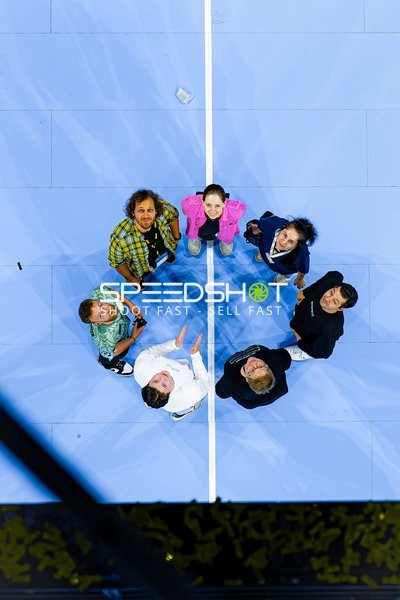 Personen im Kreis in Halle