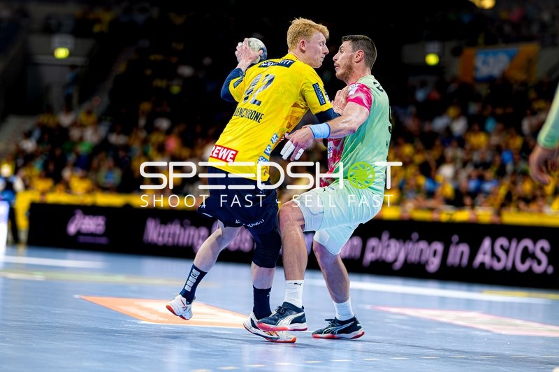 Spieler kämpfen um Ball