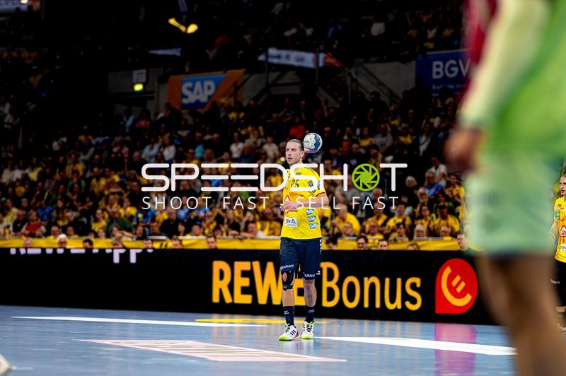 Spieler wirft aufs Tor