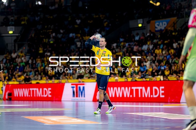 Olle Forsell-Schefvert hält Ball