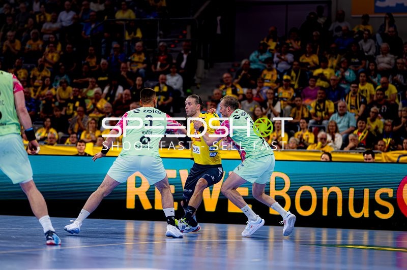 Defensive Aktion in Halle