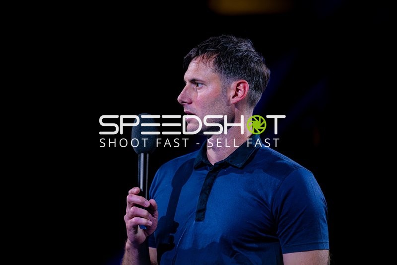 Offizielle Person mit Mikrofon