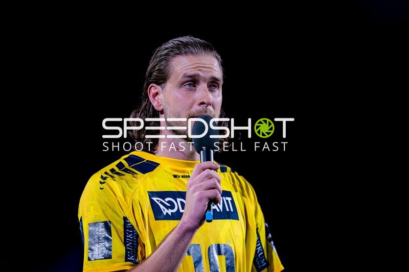 Olle Forsell-Schefvert (25, Rhein Neckar Löwen) bei seiner verabschiedung mit dem Trikot von Juri Knorr (10, Rhein Neckar Löwen)