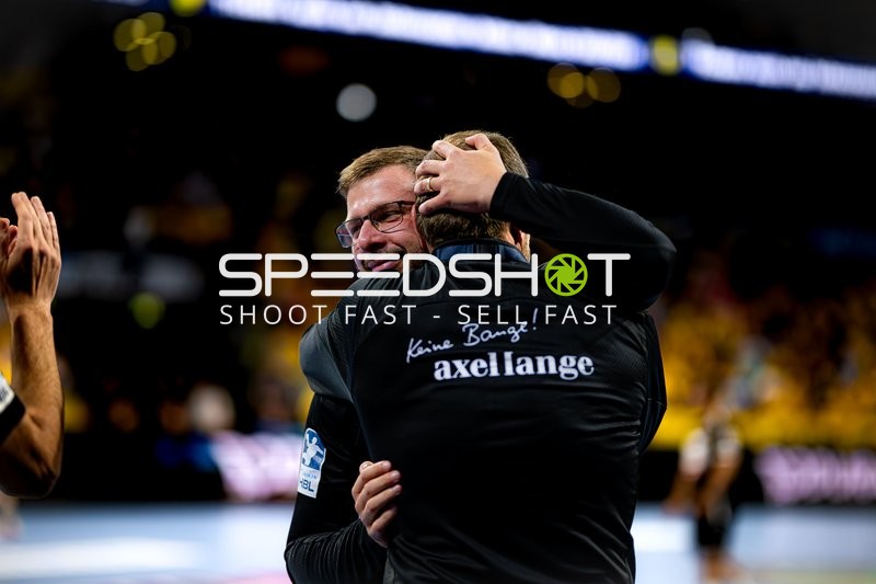 Trainer Axel Lange umarmt Coach