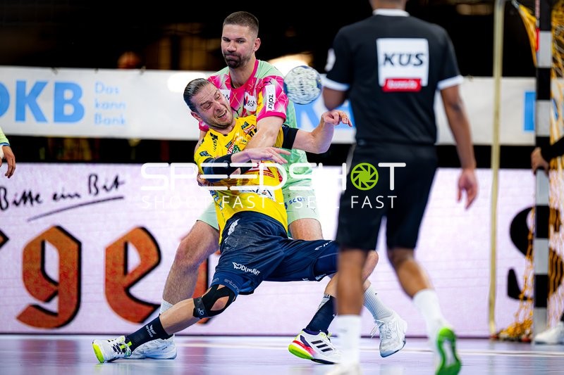 Spieler verteidigt in der Halle