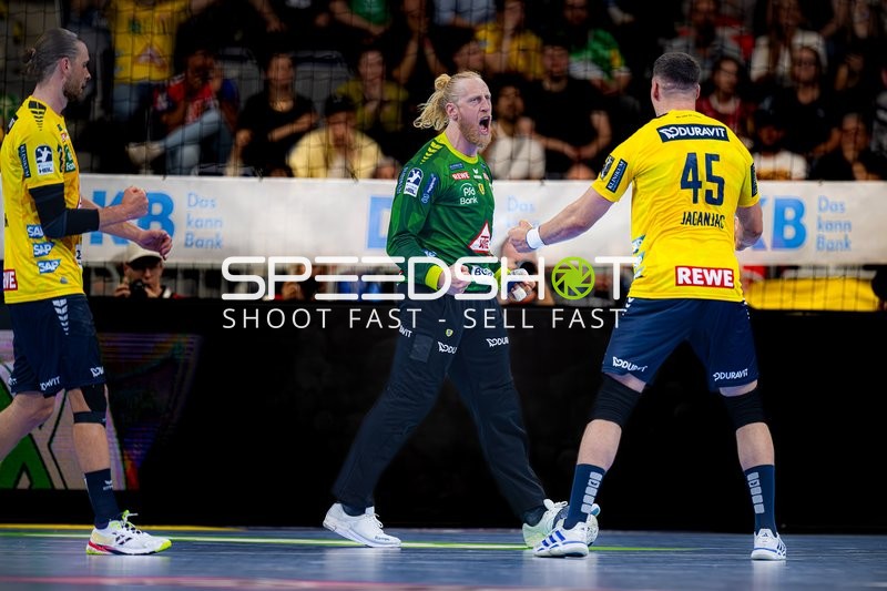 Torwart Mikael Appelgren (1; Rhein Neckar Löwen) jubelt