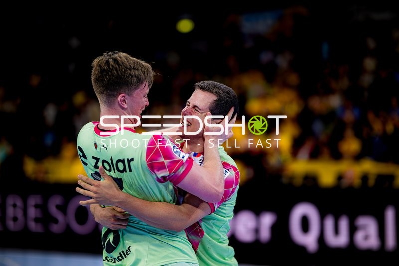 Spieler feiern gemeinsam