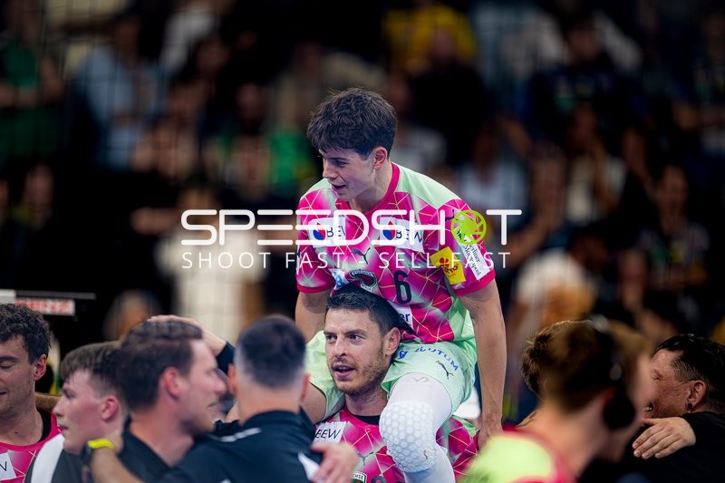 Füchse Berlin feiern gemeinsam