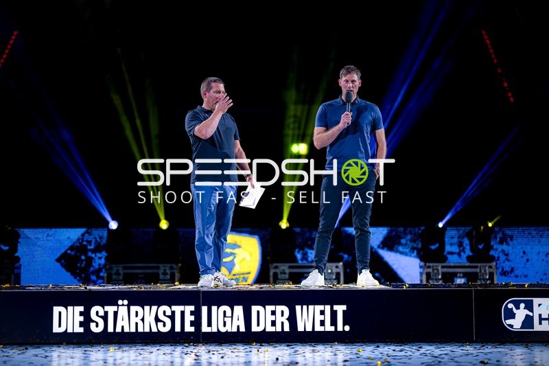 Offizielle auf Bühne