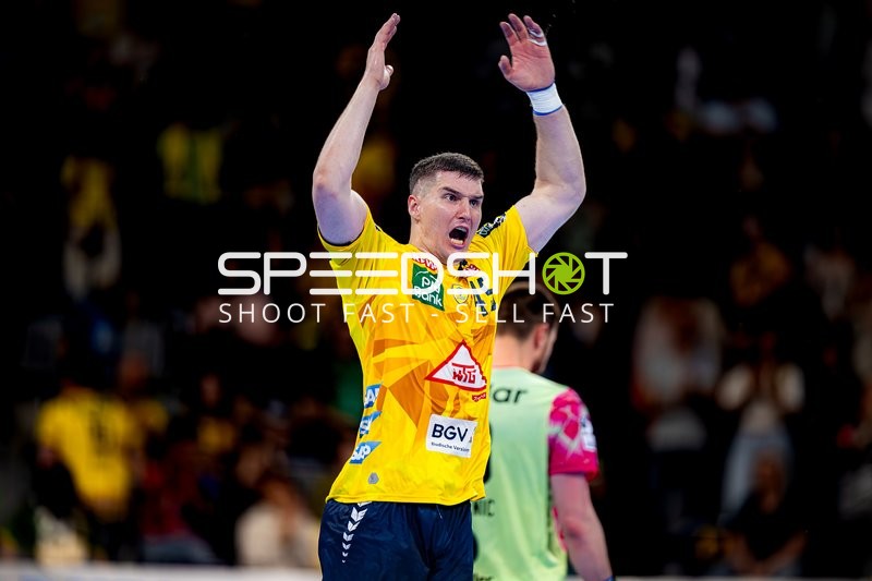 Spieler mit erhobenen Armen