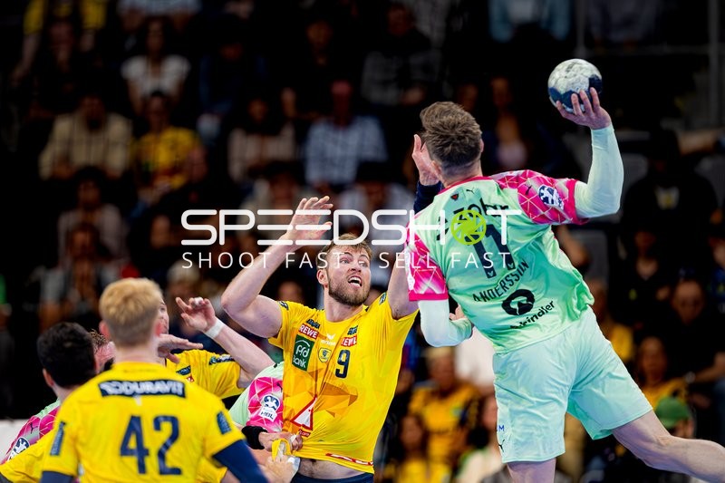 Verteidigung Steven Plucnar Jacobsen (9; Rhein Neckar Löwen) gegen Lasse Andersson (11; Füchse Berlin)