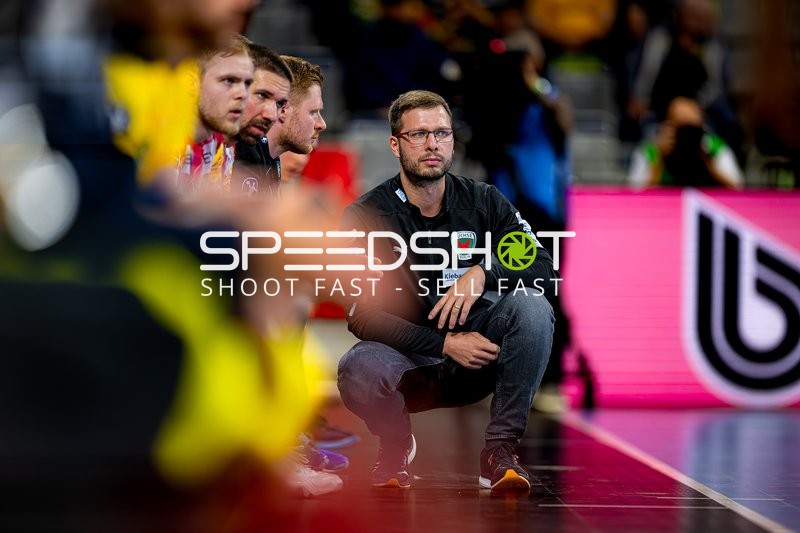 Trainer der Füchse Berlin an Seitenlinie