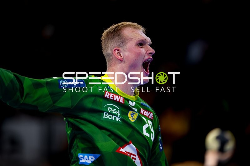 Torwart David Späth (29; Rhein Neckar Löwen) hält den Ball