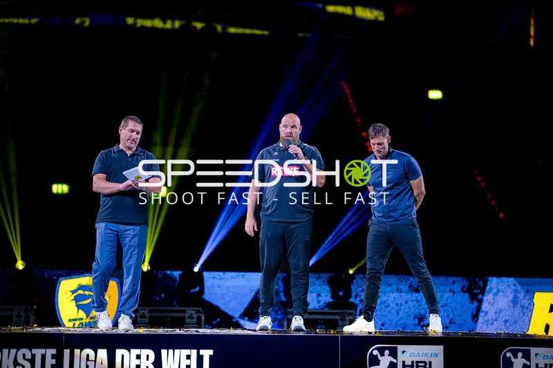 Offizielle auf Bühne