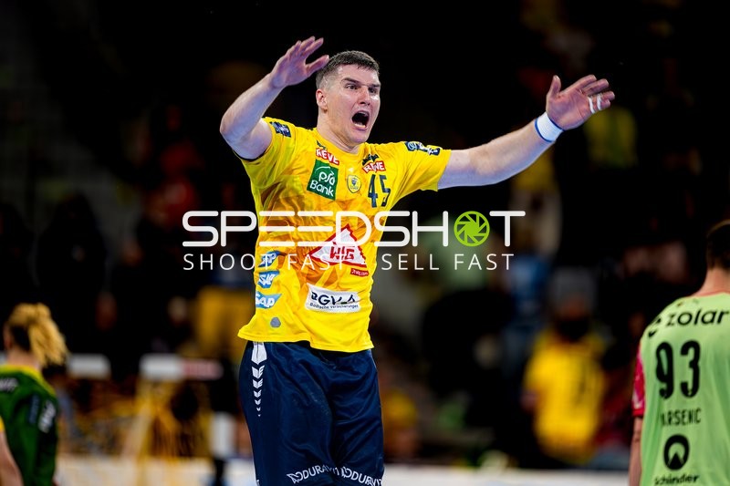 Spieler mit erhobenen Armen