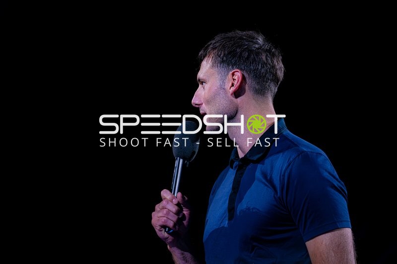 Offizielle Person mit Mikrofon