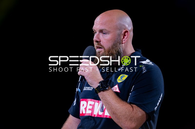 Co-Trainer gibt Anweisungen