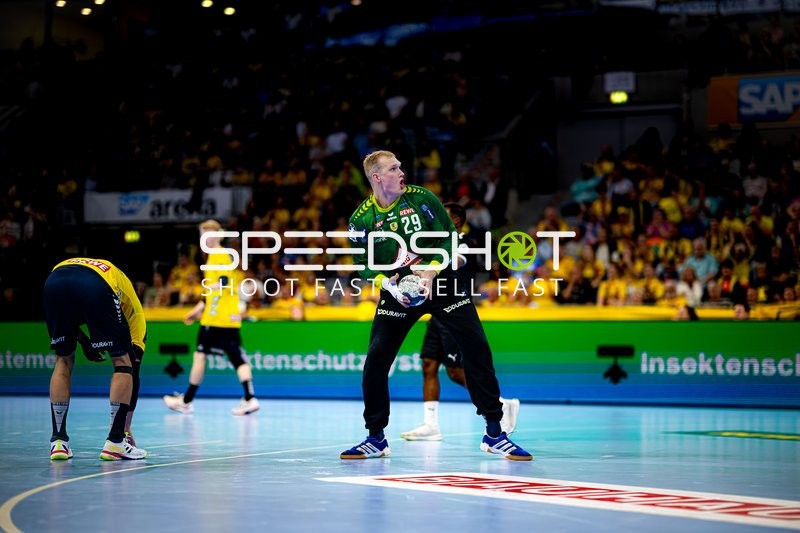Torwart David Späth (29; Rhein Neckar Löwen) hält Ball