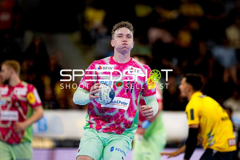 Spieler Lasse Andersson (11; Füchse Berlin) hält den Ball