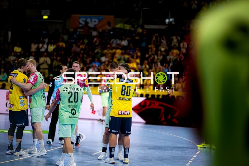 Spieler feiern gemeinsam