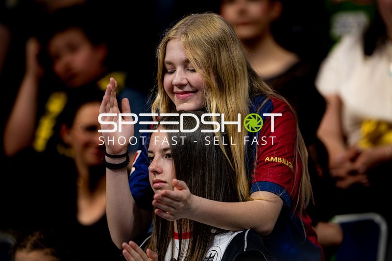 Zuschauer applaudieren in Halle