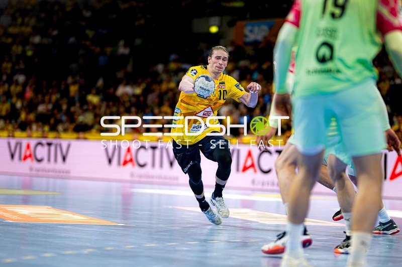 Juri Knorr wirft aufs Tor