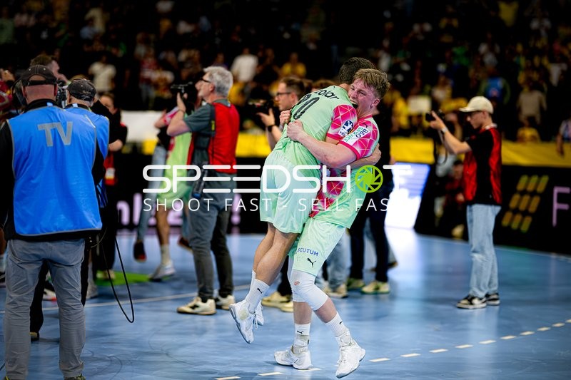 Spieler feiern gemeinsam