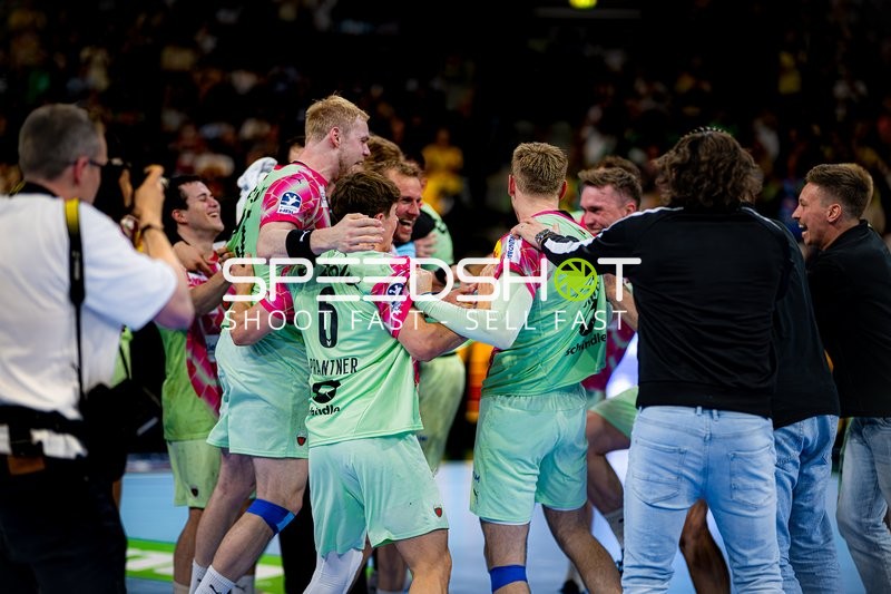 Spieler feiern gemeinsam