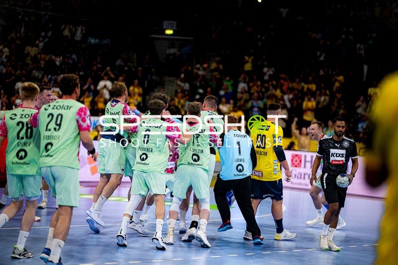 Spieler feiern gemeinsam