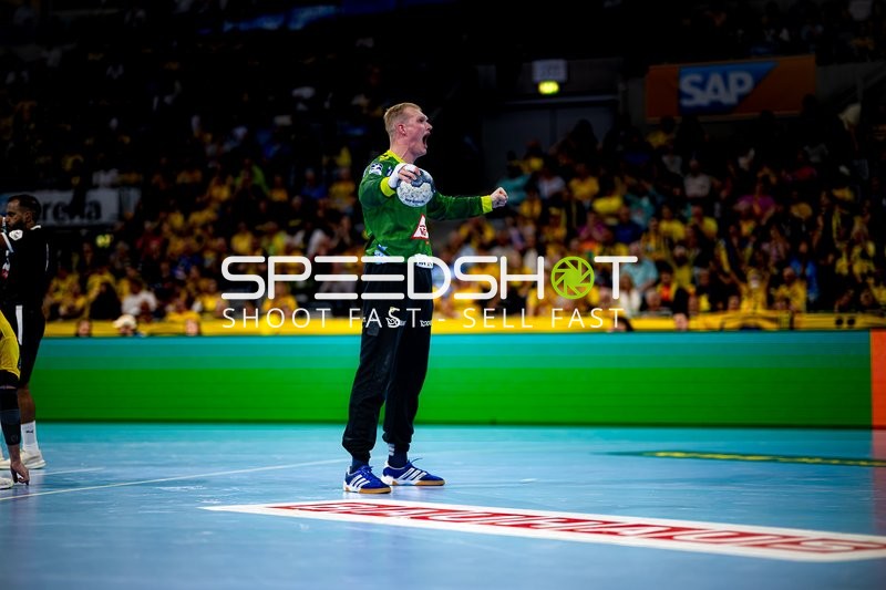 Torwart David Späth (29; Rhein Neckar Löwen) hält den Ball