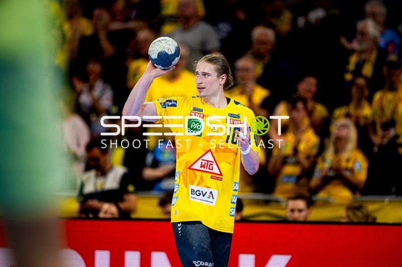 Juri Knorr wirft aufs Tor