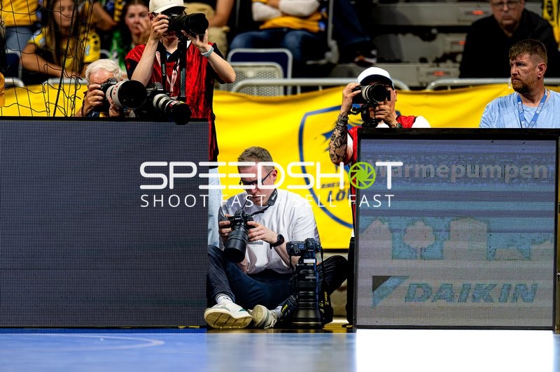 Fotografen an Spielfeldseite