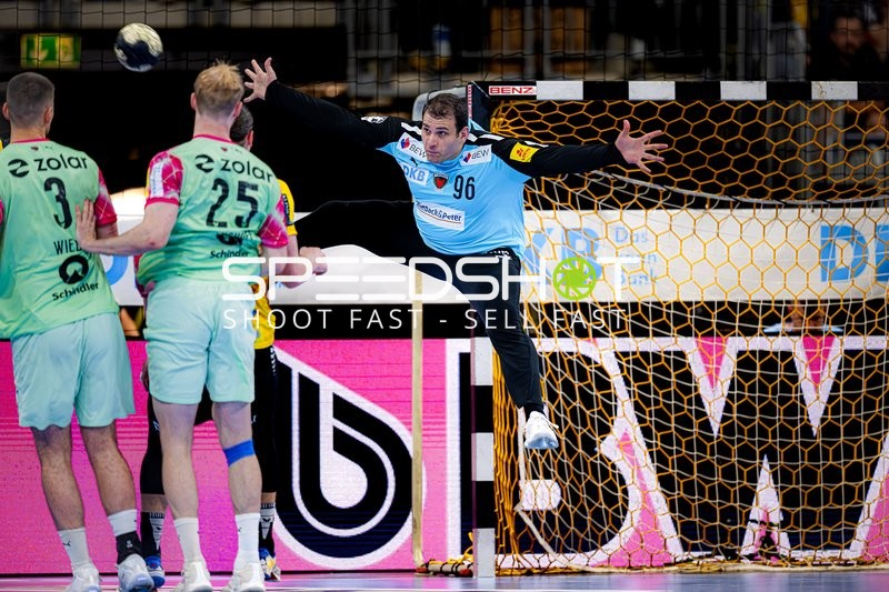 Dejan Milosavljev (96, Füchse Berlin) wehrt Ball ab