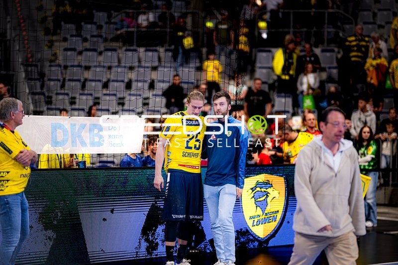 Olle Forsell-Schefvert (25, Rhein Neckar Löwen) mit Betreuer