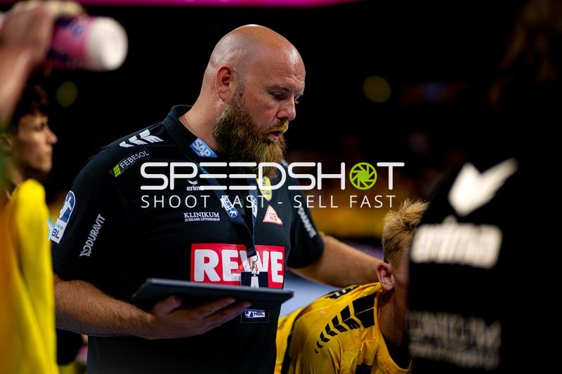 Co-Trainer gibt Anweisungen