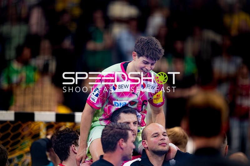 Füchse Berlin feiern gemeinsam