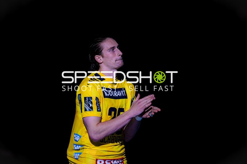 Spieler Olle Forsell-Schefvert (25; Rhein Neckar Löwen) applaudiert